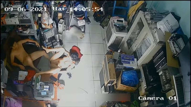 Vợ yêu chồng yêu đụ nhau trong của hàng máy tính