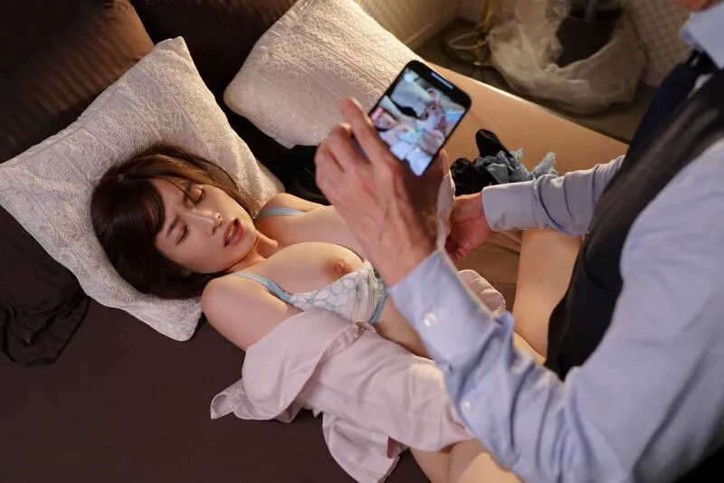 Cấp trên chuốc thuốc em thư ký bắt xxx cả đêm khi đi công việc xa