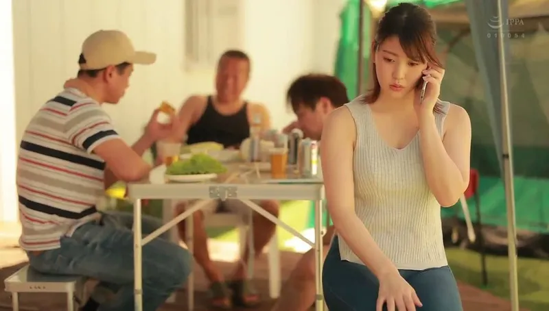 ông xã khờ để người vợ tham gia sự kiện cắm trại với mấy gã nhà bên và cái kết