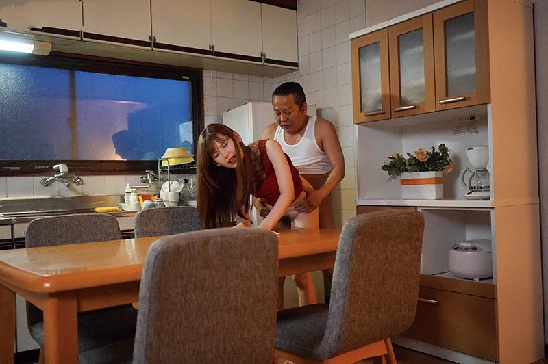 Con gái bị ông chồng mới của mẹ trả bài mỗi ngày, cho dù đã có người yêu